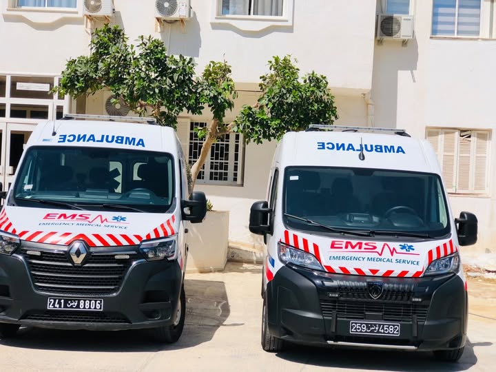 Vue avant de deux ambulances EMS